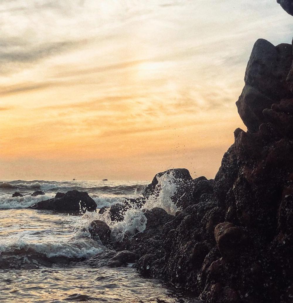 Bãi đá Rồng là điểm check-in nổi tiếng tại biển Hải Hòa